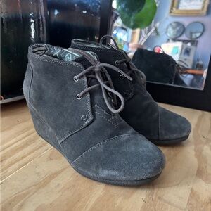 Tom’s grey wedge suede heel